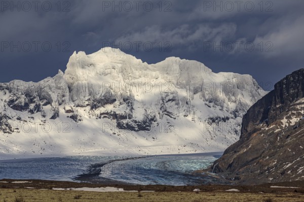 Glacier, glacier tongue, steep snow-covered mountains, cloudy mood, Skaftafellsjökull, Skaftafell