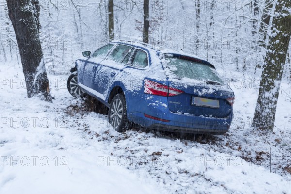 Car involved in an accident, car left the road on a bend due to snow and ice, Spitzgrund Coswig,