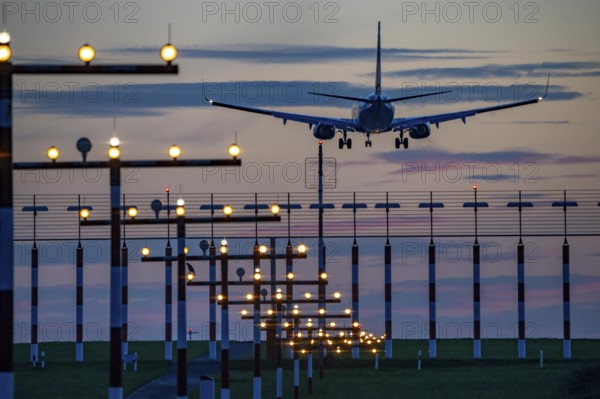 Approach to Düsseldorf International Airport, southern runway, 05R/23L, lighting, North