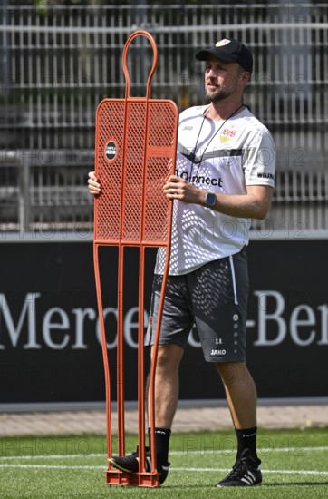 Coach Sebastian Hoeneß VfB Stuttgart holds training dummy, free-kick dummy, free-kick training