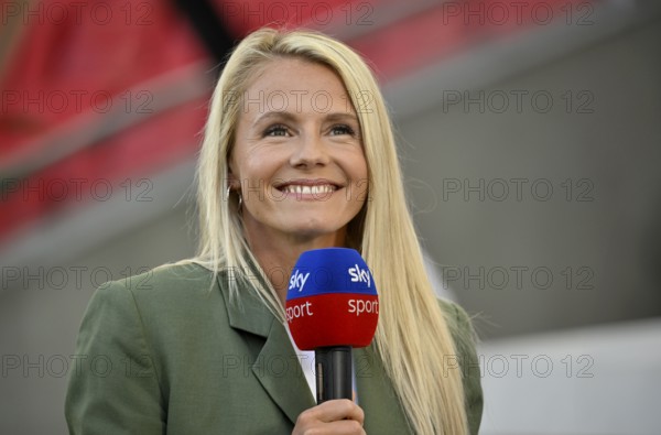 SKY TV expert, presenter, Julia Simic, portrait, blonde, smiles, in an interview, microphone,