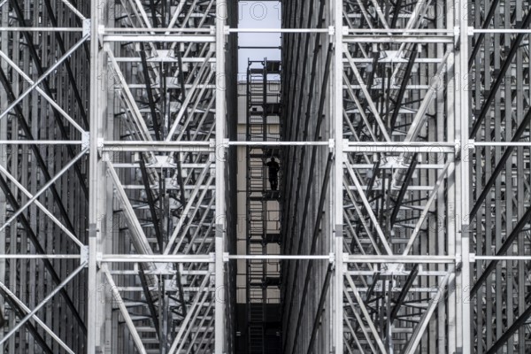 Construction of a high-bay warehouse, storage system for high space utilisation, in steel