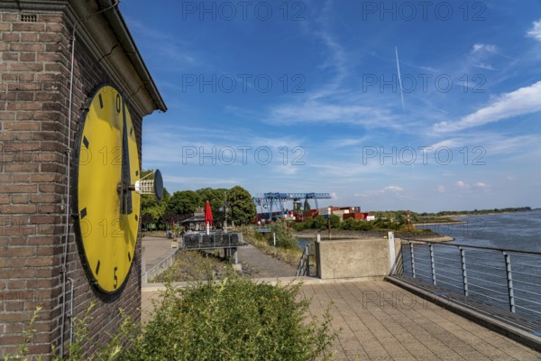 The Rhine at extremely low water, Rhine level at Emmerich pointing towards zero, Rhine promenade,