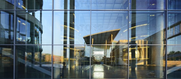 The Marie-Elisabeth-Lüders-Haus is reflected in the façade of the Paul-Löbe-Haus, functional