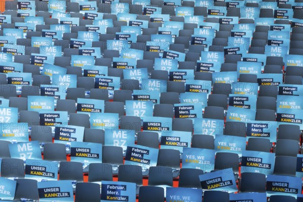 Assembly hall, deserted with many empty chairs and posters with the inscription UNSER KANNZLER.