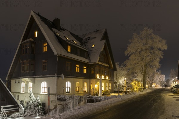 Exterior view of the Berghotel Friedrichshöhe in the snow, night shot, Oberbärenburg, Altenberg,