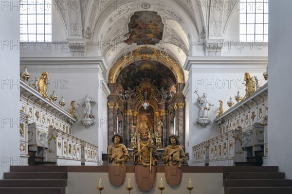 View of the chancel, in front statues of Bishop Kilian, centre, with Kolonat and Totnan in St.