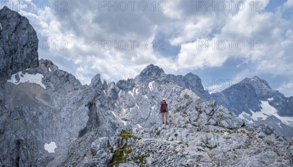 Mountaineer on the Jubiläumsgrat between Zugspitze and Alpspitze, high mountains, Wetterstein