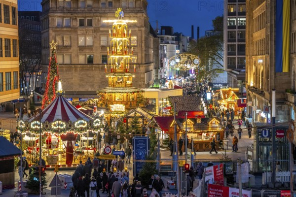 Pre-Christmas season, Christmas market in the city centre of Essen, Willy-Brandt-Platz, pedestrian