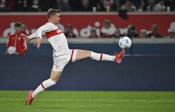 Maximilian Mittelstädt VfB Stuttgart (07) artistic on the ball MHPArena, MHP Arena Stuttgart,
