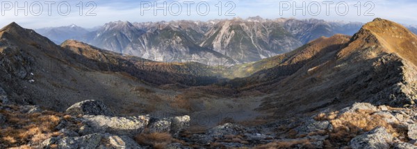 Panorama, view from the ridge of the Venet to the mountain panorama of the Parzinn group of the