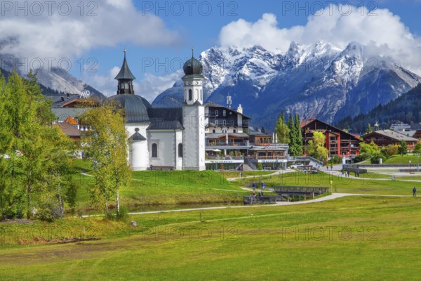 Seekirchl on the edge of the village with the Karwendel mountains, Seefeld in Tyrol, Seefeld