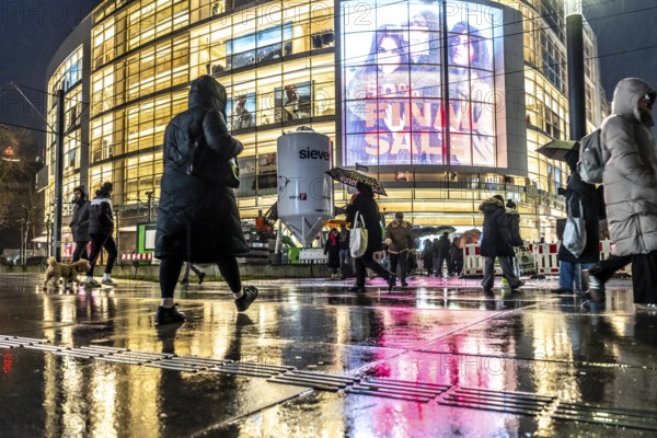 Schadowstraße, city centre, shopping street, pedestrian zone, winter, rainy weather, P&C clothing