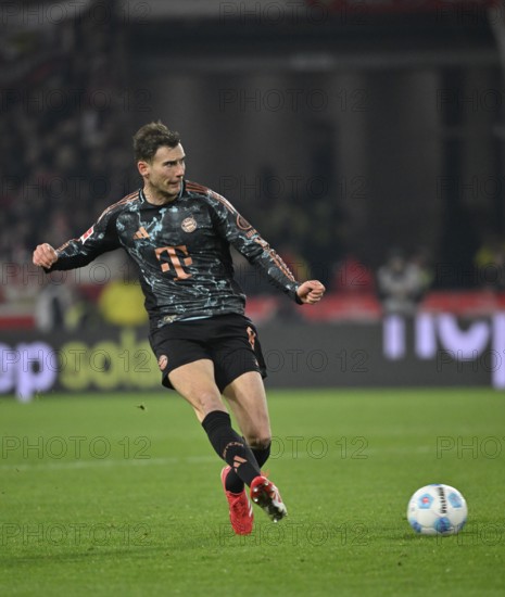 Leon Goretzka FC Bayern Munich FCB (08) Action on the ball MHPArena, MHP Arena Stuttgart,
