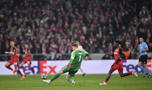 Goalkeeper Manuel Neuer FC Bayern Muenchen FCB (01) Action gives the libero Jeremie Frimpong Bayer