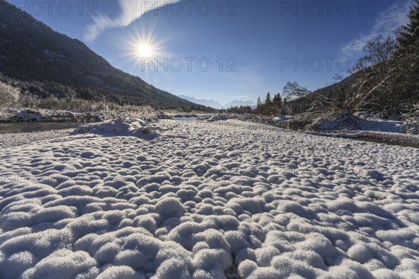 Snow-covered riverbed, river, winter, sunbeams, backlight, Isar, Wetterstein mountains in the