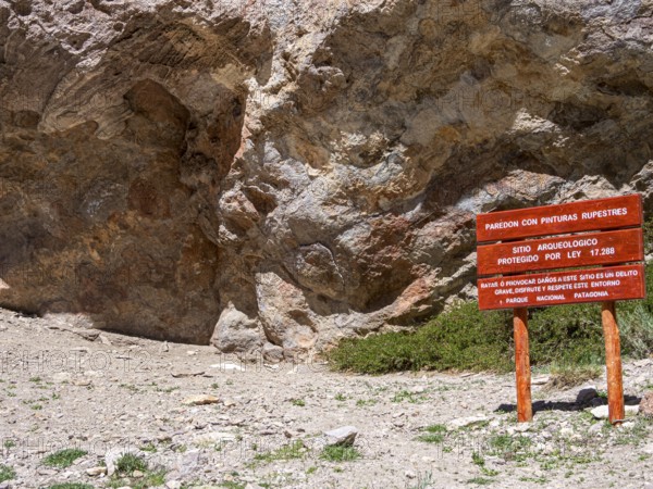 Paredon con pinturas, prehistoric paintings at the walls of a cave, Park Patagonia section
