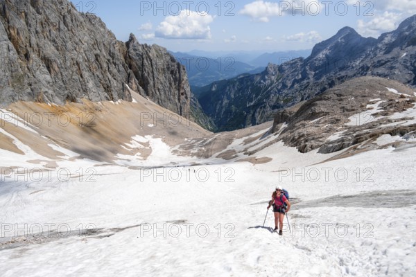 Mountaineer on a snowfield, mountain basin with glacier remnant of the Höllentalferner, Höllental,
