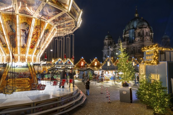 Carousel and stalls, Christmas market at the Humboldt Forum, Berlin Palace, Berlin Cathedral in the