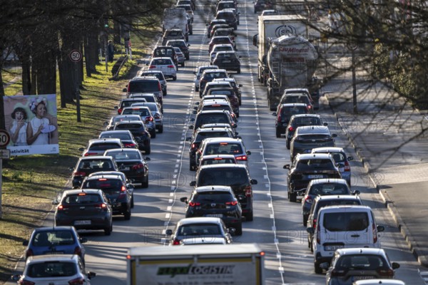 City centre traffic, 3-lane Westfalendamm, federal highway B1, heavy traffic, Dortmund, North