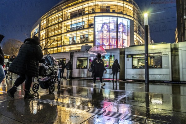 Schadowstraße, city centre, shopping street, pedestrian zone, winter, rainy weather, P&C clothing