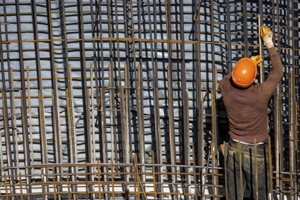 Essen, North Rhine-Westphalia, Germany, construction industry, construction workers working on a