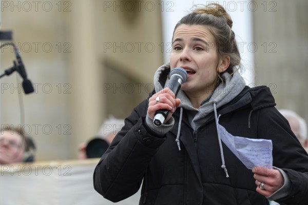 Luisa Neubauer speaks at the Fridays for Future climate strike. Brandenburg Tor, Berlin, 14