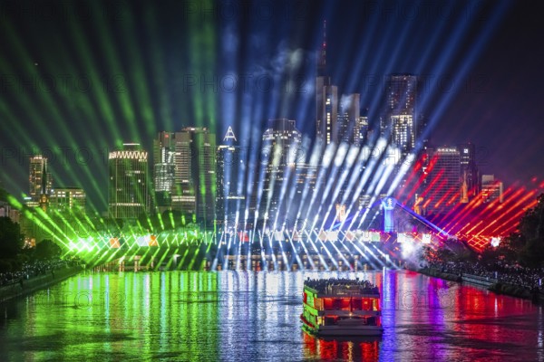 A spectacular light show at the Flößerbrücke in Frankfurt am Main puts spectators in the mood for