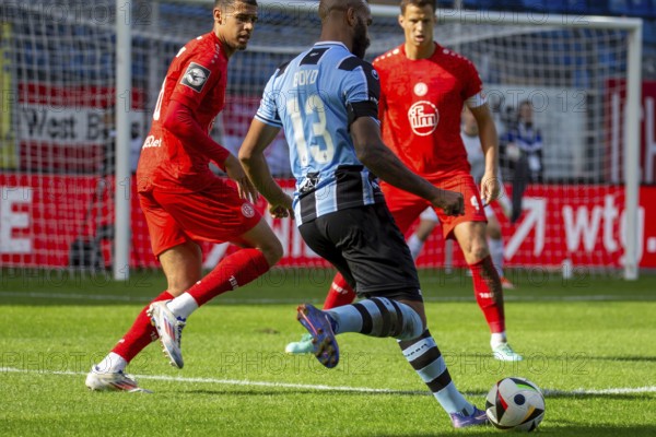 Football 3rd division, season 2024/25, matchday 8: Waldhof Mannheim vs Rot-Weiß Essen. On the ball: