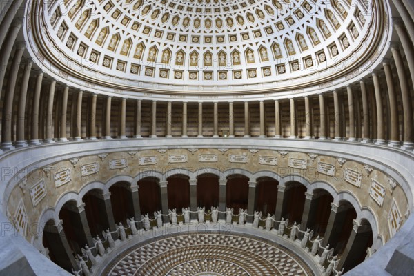 Interior, hall and dome with a total of 34 angels, goddesses of victory 3, 3 metres high, monument
