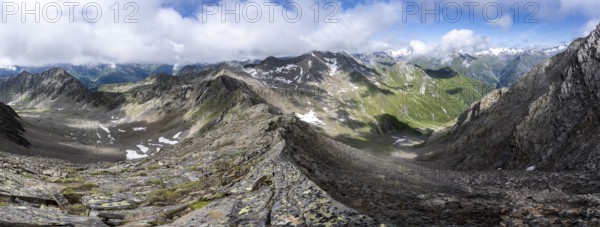 Panorama, steep rocky mountain ridge, at the summit of the Lasörling, view of the mountain panorama
