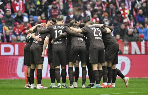 Team building, team circle in front of the start of the match FC St. Pauli Allianz Arena, Munich,