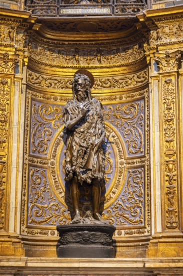 Interior of colorful marble decoration, Siena Cathedral or Cattedrale di Santa Maria Assunta,