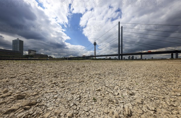 Düsseldorf, North Rhine-Westphalia, Germany, Dry riverbed in the Rhine in front of the