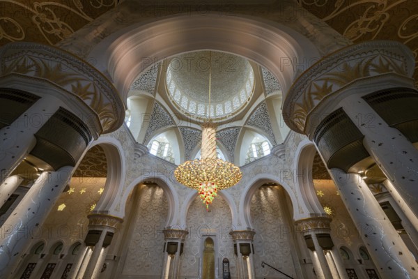 Prayer hall with chandelier in the Sheikh Zayed Mosque, Sheikh Zayed Mosque, Abu Dhabi, United Arab