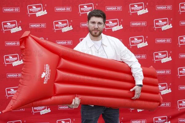 Joey Heindle at the press conference in Oranienburg on 23.04.2025. Bernhard Brink is honoured for