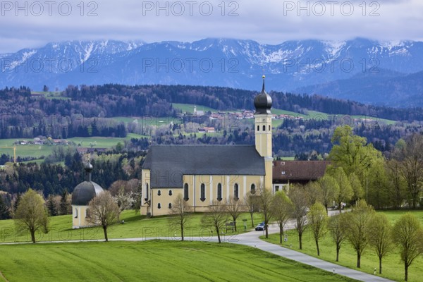 Pilgrimage church Wilparting St. Marinus, mountain landscape, meadow, trees, road, snow-covered