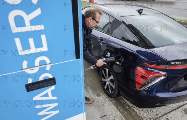 Hydrogen car refuelling with H2 hydrogen at an H2 hydrogen refuelling station, Herten, Ruhr area,