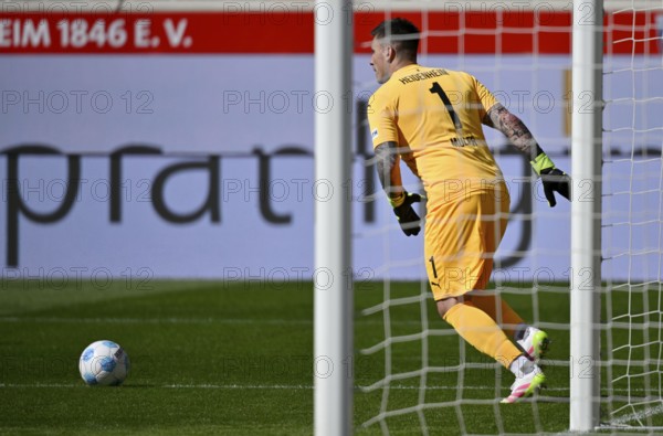 Goalkeeper Kevin Müller 1. FC Heidenheim 1846 FCH (01) Action on the ball Voith-Arena, Heidenheim,