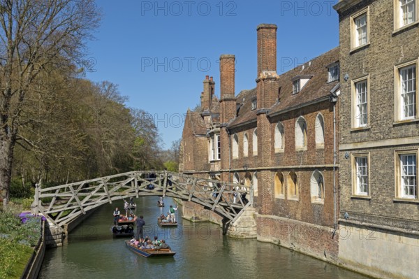 Punting, punting, Mathematical Bridge, Queens' College, River Cam, Cambridge, England, Great