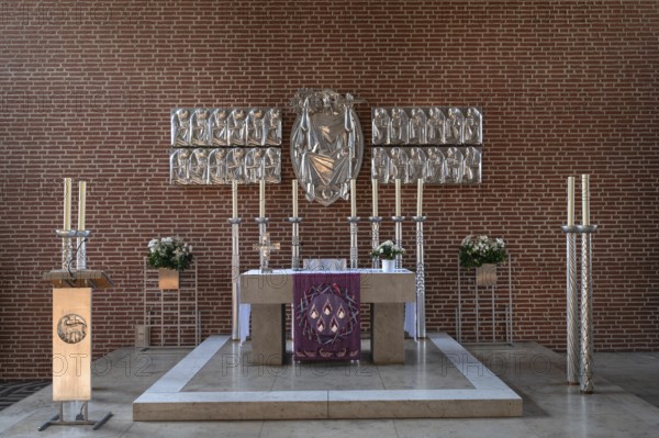 Altar of St Laurentius Church, church building from the 1970s, Möhrendorf, Middle Franconia,