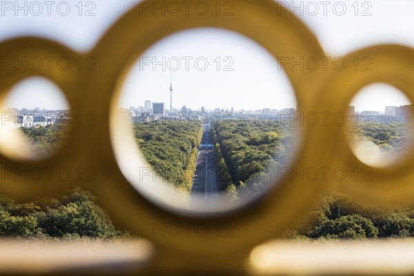 Marathon runners at the starting point, photographed through the railing of the Victory Column, at