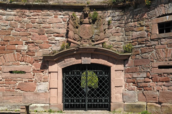 Coat of arms with lion's head and weapons, 1683, with the slogan: Honi soit qui mal y pense in the