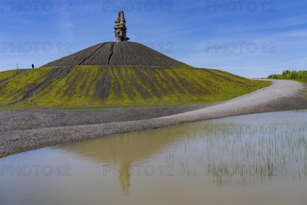 Rheinelbe spoil tip in Gelsenkirchen, 100 metre high spoil tip, landscape park, with the sculpture