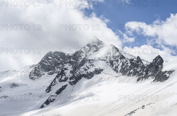 Mountain landscape of rock and ice, glaciated mountain peak Großer Möseler, glacier Waxeggkees,