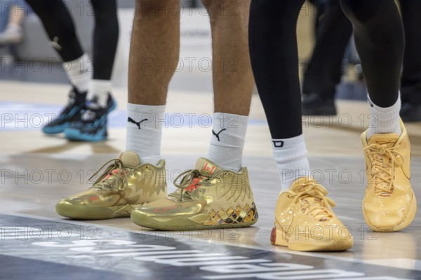 Basketball players wear the basketball shoes Nike LeBron 21 Melo Melo (2023) and MB.01 Golden Child