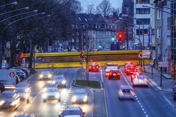 After-work traffic in the environmental zone on the B 224 Alfredstraße in Rüttenscheid, Essen, Ruhr