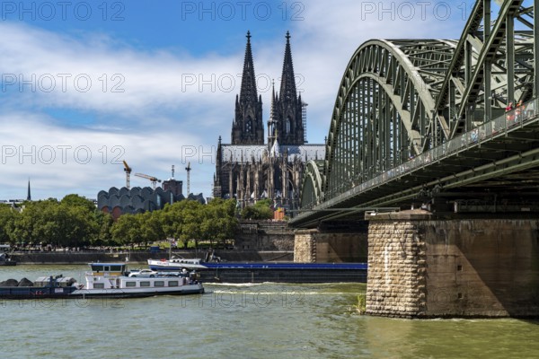 Cologne Cathedral, view from Deutzer Ufer, Hohenzollern Bridge, railway bridge over the Rhine,