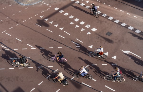 Crossing at Lange Viestraat, markings for cars and bicycles, green phase only for cyclists to be