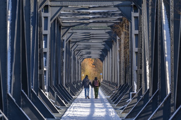 Hikers on the Europabrücke Bienenwerder, also Europabrücke Neurüdnitz-Siekierki with snow in